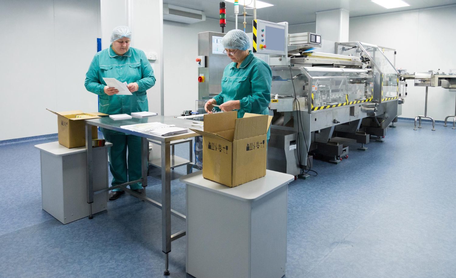 2fabrico-industria-producao-e-conceito-de-pessoas-mulher-a-programar-equipamento-industrial-com-compu